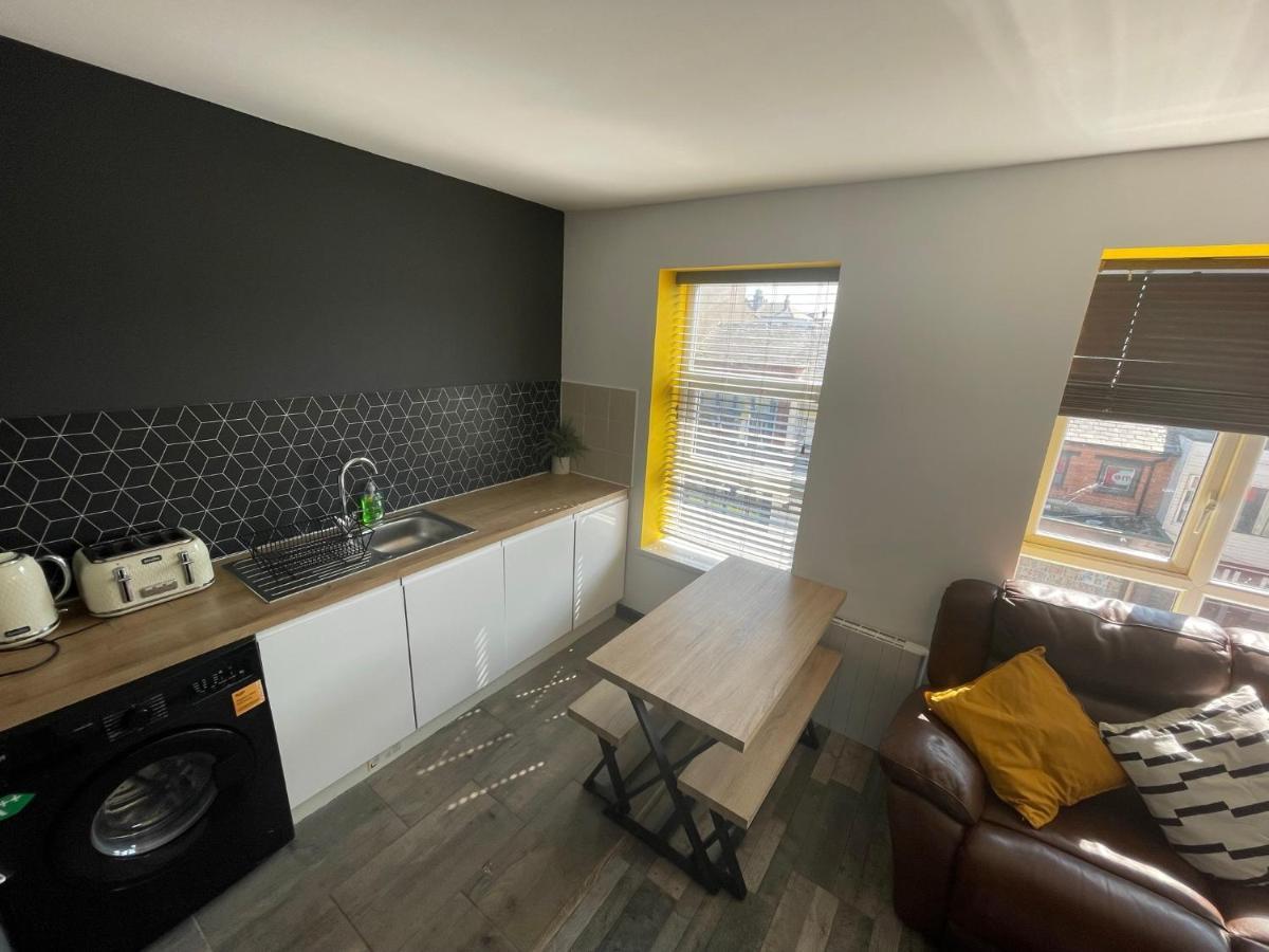 Town Center Willow Apartment - Sleeps Up To 10 - Dogs Welcome - 2 Minutes From Train Station Блэкпул Экстерьер фото