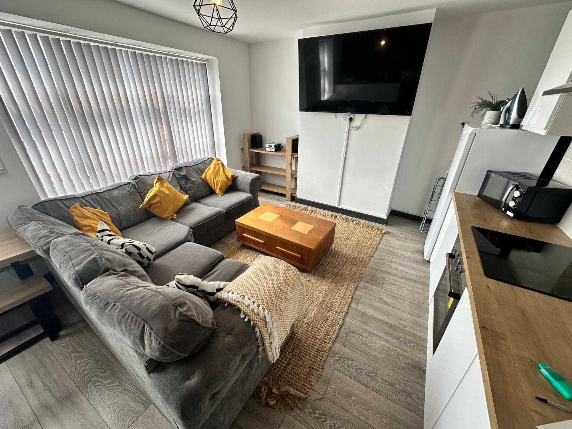 Town Center Willow Apartment - Sleeps Up To 10 - Dogs Welcome - 2 Minutes From Train Station Блэкпул Экстерьер фото